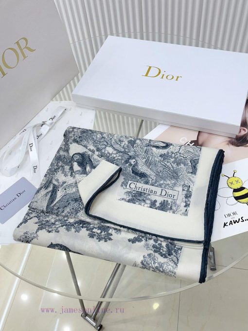 The fashionable and versatile DIOR new animal long scarf is a must-have for all seasons to egs8ror4u - Image 4