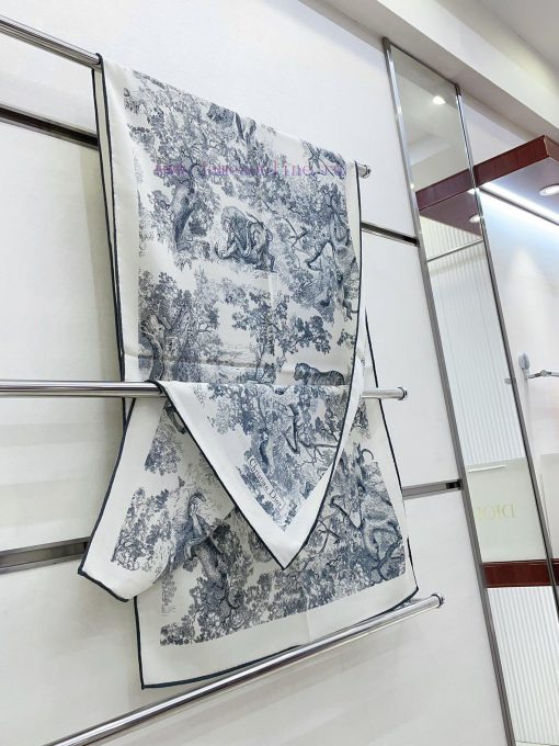 The fashionable and versatile DIOR new animal long scarf is a must-have for all seasons to egs8ror4u - Image 10