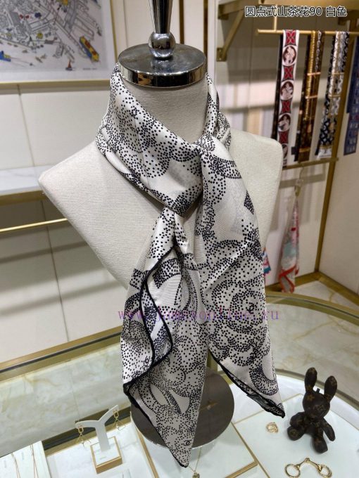 The new Chanel polka dot camellia 90 silk square scarf is highly recommended by VIPs. You muvhpndj75 - Image 6