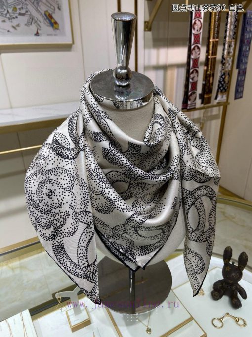 The new Chanel polka dot camellia 90 silk square scarf is highly recommended by VIPs. You muvhpndj75 - Image 7