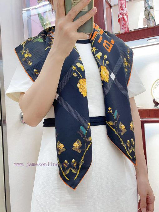 The original BURBERRYTB printed LOGO 90cm silk square scarf is a must-have for women with hiykto2n6j - Image 2