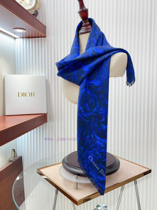 Dior exudes a sense of luxury and elegance, with simple and elegant color schemes and intricwk4po81k - Image 9
