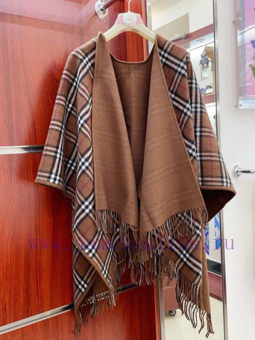 The most impressive original product in BURBERRY's history, a double-sided cape with a small57vvnplx - Image 3