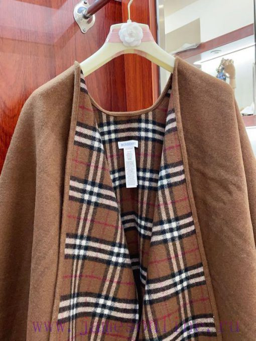 The most impressive original product in BURBERRY's history, a double-sided cape with a small57vvnplx - Image 5