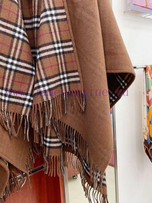 The most impressive original product in BURBERRY's history, a double-sided cape with a small57vvnplx - Image 7