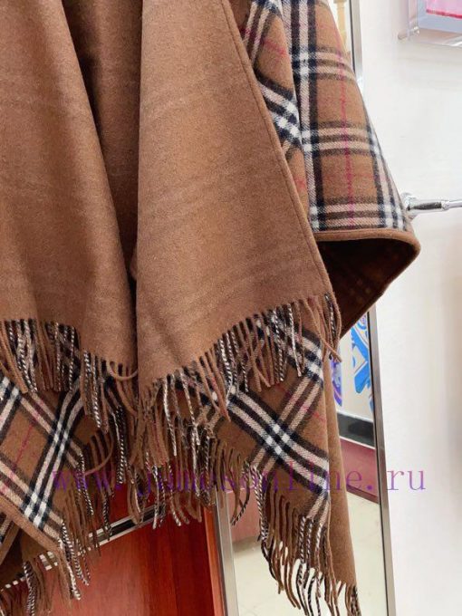 The most impressive original product in BURBERRY's history, a double-sided cape with a small57vvnplx - Image 8