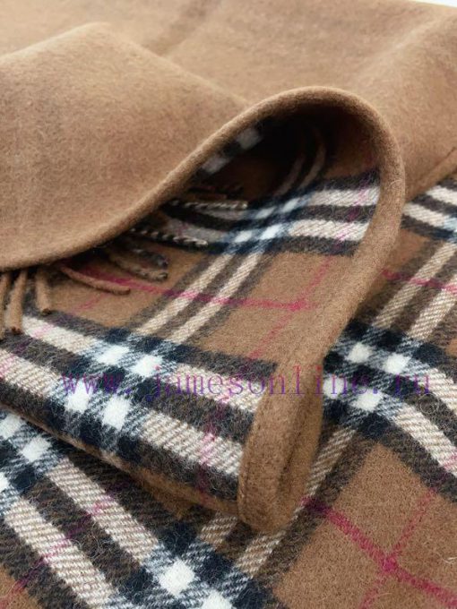 The most impressive original product in BURBERRY's history, a double-sided cape with a small57vvnplx - Image 10