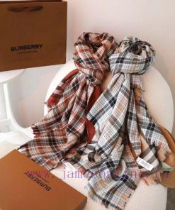 Burberry is simple and as always, its exclusive style is minimalist, high-end, modern, fashi058brvm1