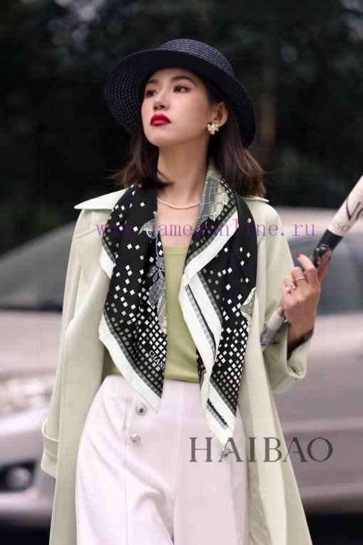 The new Chanel record printed 90 silk square scarf is highly recommended by VIPs. You must spaw30c3r - Image 2