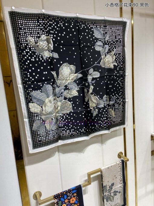 The new Chanel record printed 90 silk square scarf is highly recommended by VIPs. You must spaw30c3r - Image 3