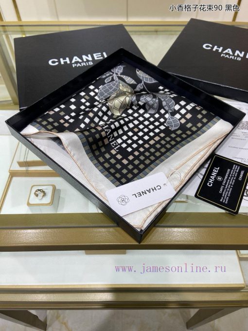 The new Chanel record printed 90 silk square scarf is highly recommended by VIPs. You must spaw30c3r - Image 4