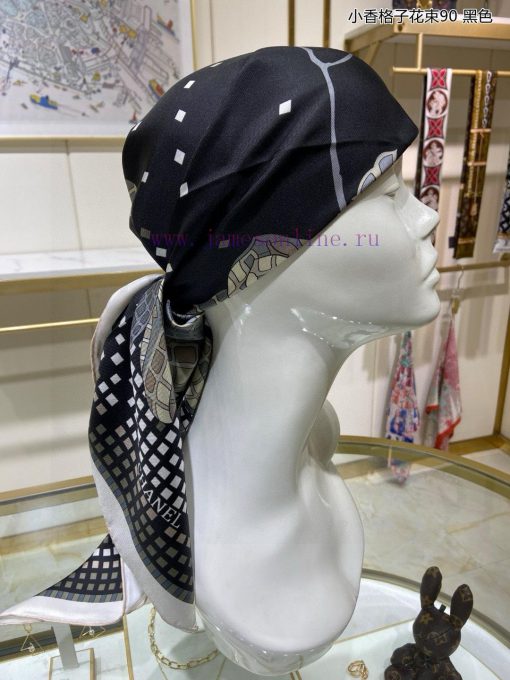 The new Chanel record printed 90 silk square scarf is highly recommended by VIPs. You must spaw30c3r - Image 5