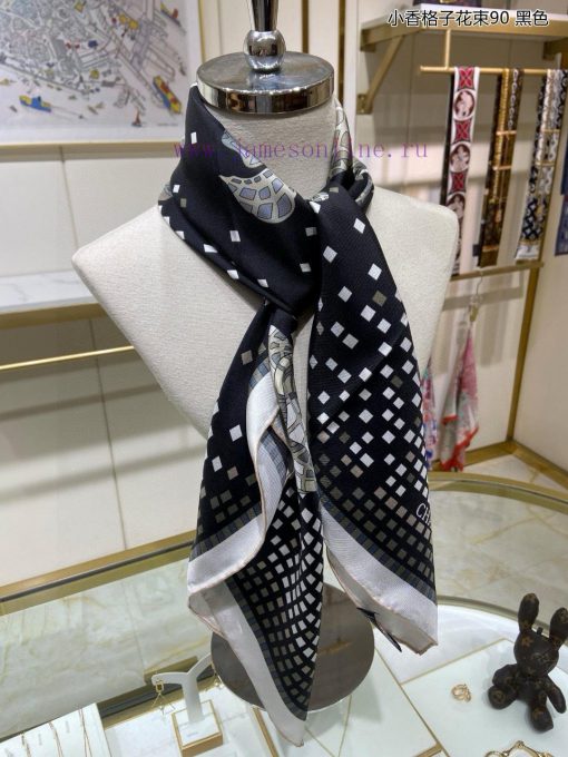 The new Chanel record printed 90 silk square scarf is highly recommended by VIPs. You must spaw30c3r - Image 6