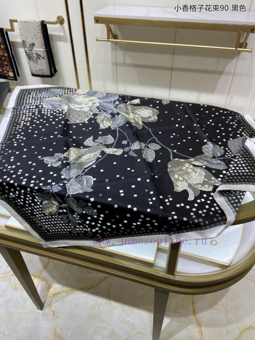 The new Chanel record printed 90 silk square scarf is highly recommended by VIPs. You must spaw30c3r - Image 8
