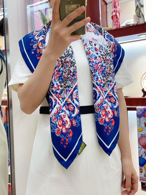 GUCCI's latest flagship GG interlocking floral 90 silk square scarf, a floral series that ismdfgcuwp - Image 2