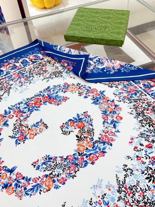 GUCCI's latest flagship GG interlocking floral 90 silk square scarf, a floral series that ismdfgcuwp - Image 6