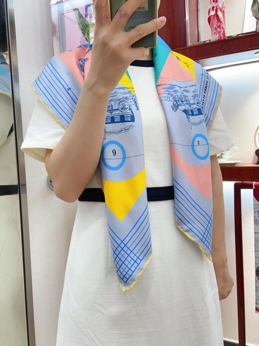 HERMES's new silk scarf looks great and is recommended for both buses and women. It featuresr541xsk1