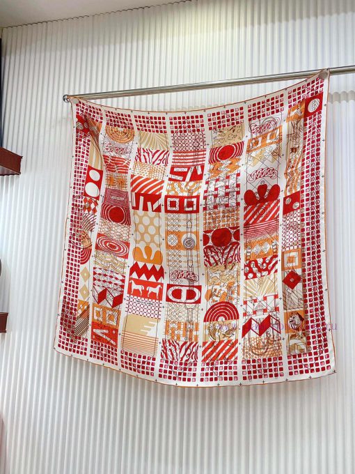 HERMES's new silk scarf looks great when you buy it. We recommend the lacquered version of tl5kcqz4n - Image 5