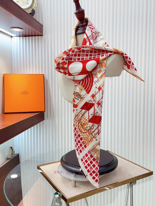 HERMES's new silk scarf looks great when you buy it. We recommend the lacquered version of tl5kcqz4n - Image 9