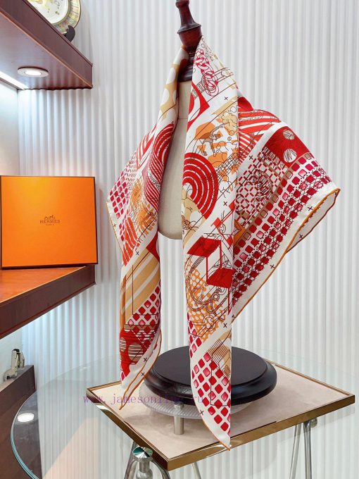 HERMES's new silk scarf looks great when you buy it. We recommend the lacquered version of tl5kcqz4n - Image 10