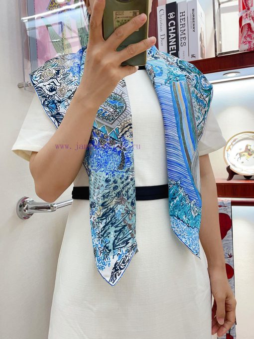 HERMES's new silk scarf looks great when you buy it. We recommend the Soaring Fortune Dream c42j3zkr