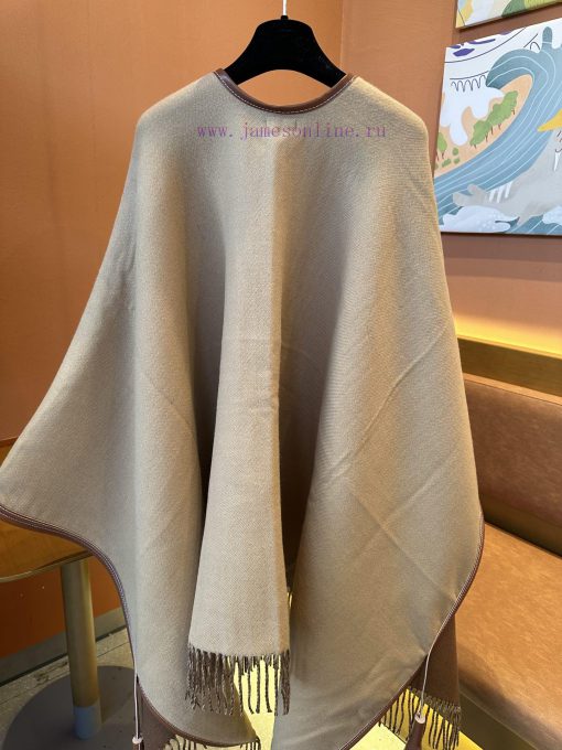 The most amazing original item in BURBERRY's history, this fully wrapped accessory cape jackrxk7291x - Image 4