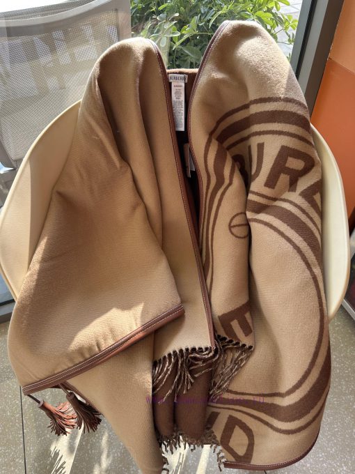 The most amazing original item in BURBERRY's history, this fully wrapped accessory cape jackrxk7291x - Image 10