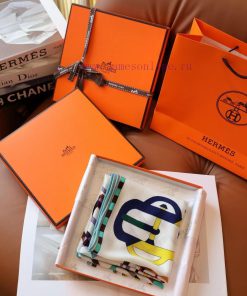 Hermes "Modern Buckle"I sincerely recommend everyone to try triangular scarves in autumn andpfd0xjmi