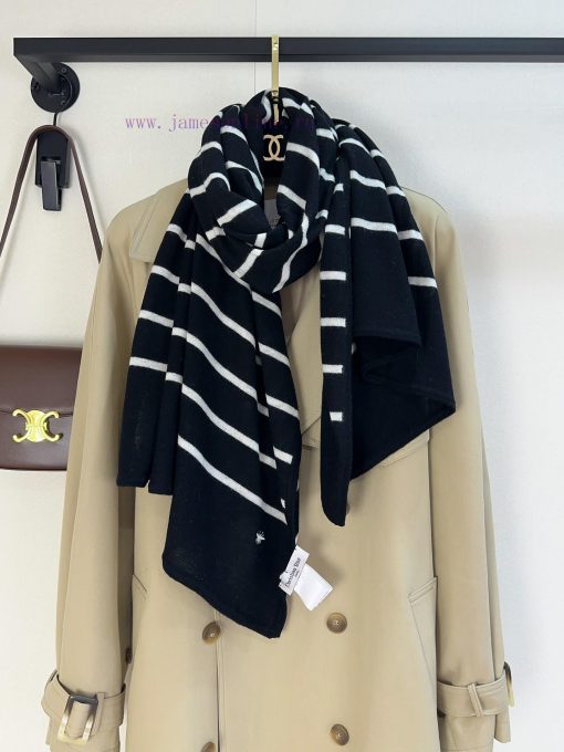 🧣 Beef CD black and white horizontal scarf with embroidered bee design 🧣, The texture is sozphc1bs6 - Image 9
