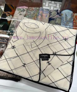 Chanel has launched a new product140 * 140 silk wool table print in black and whiteAnother eo1sk2pmj