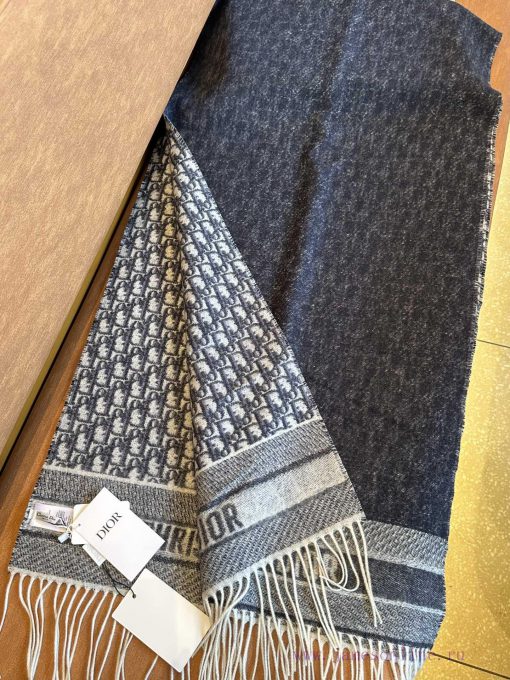 Dior's Oblique print scarf reinterprets the classic Dior logo, showcasing a modern spirit. Ifp5l3cu0 - Image 5