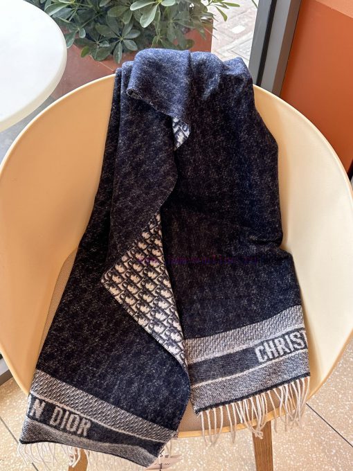 Dior's Oblique print scarf reinterprets the classic Dior logo, showcasing a modern spirit. Ifp5l3cu0 - Image 8