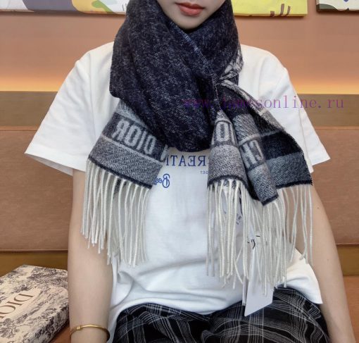Dior's Oblique print scarf reinterprets the classic Dior logo, showcasing a modern spirit. Ifp5l3cu0 - Image 10