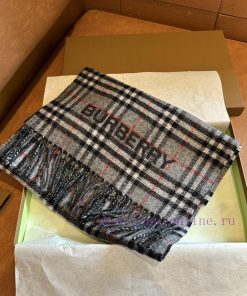 A warm and comfortable scarf made of soft cashmere fabric, decorated with Burberry plaid on a4db2z55
