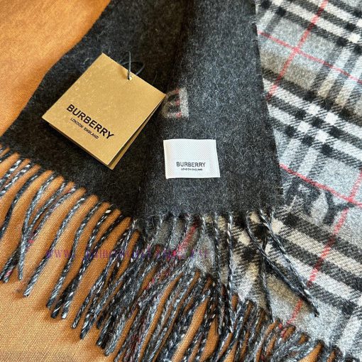 A warm and comfortable scarf made of soft cashmere fabric, decorated with Burberry plaid on a4db2z55 - Image 5