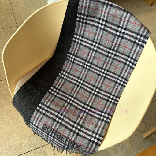 A warm and comfortable scarf made of soft cashmere fabric, decorated with Burberry plaid on a4db2z55 - Image 8