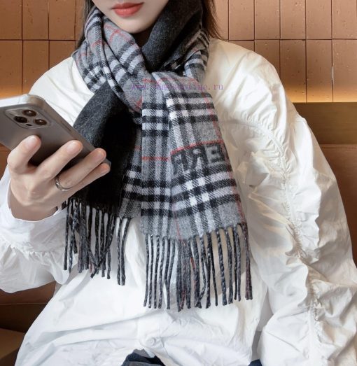 A warm and comfortable scarf made of soft cashmere fabric, decorated with Burberry plaid on a4db2z55 - Image 9