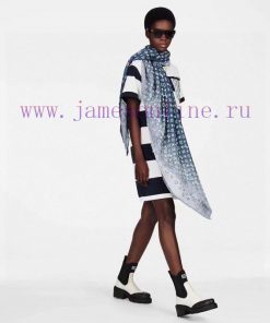 The original Denim Gradient shawl presents a gradient effect, resembling the unique texture ebbnce69