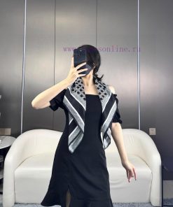 A high-end custom Dior silk handkerchief that is very easy to match for both vacation and dasvrqnkrf
