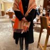 The new scarf from H family features delicate contrasting jacquard weaving, presenting the Eewkrkw8u