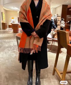 The new scarf from H family features delicate contrasting jacquard weaving, presenting the Eewkrkw8u