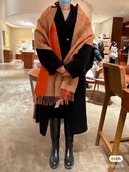 The new scarf from H family features delicate contrasting jacquard weaving, presenting the Eewkrkw8u