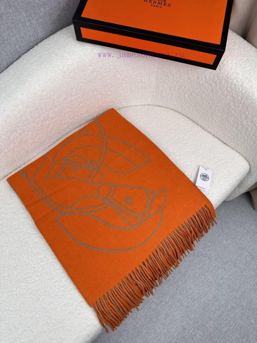 The new scarf from H family features delicate contrasting jacquard weaving, presenting the Eewkrkw8u - Image 3