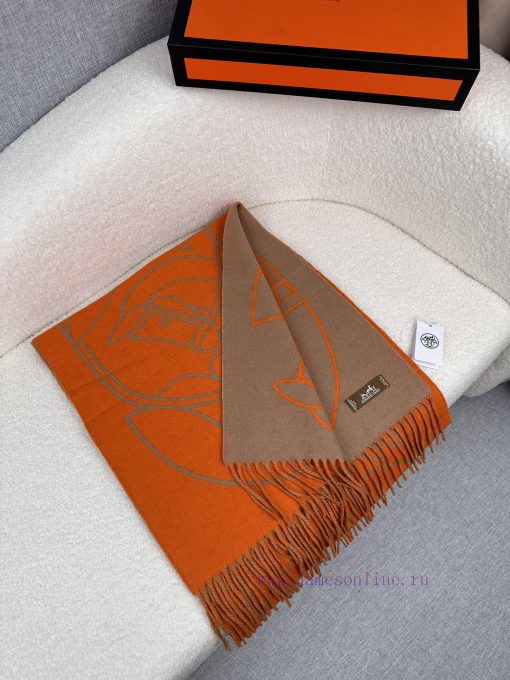 The new scarf from H family features delicate contrasting jacquard weaving, presenting the Eewkrkw8u - Image 4