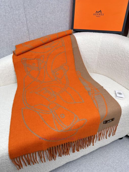 The new scarf from H family features delicate contrasting jacquard weaving, presenting the Eewkrkw8u - Image 6