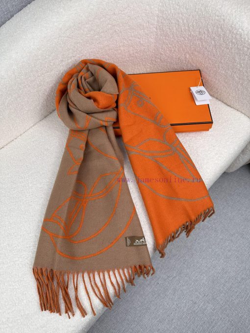 The new scarf from H family features delicate contrasting jacquard weaving, presenting the Eewkrkw8u - Image 7
