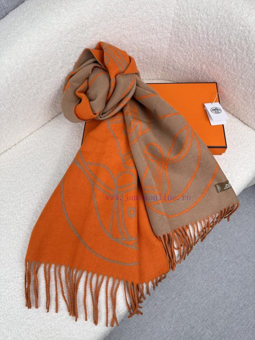 The new scarf from H family features delicate contrasting jacquard weaving, presenting the Eewkrkw8u - Image 8