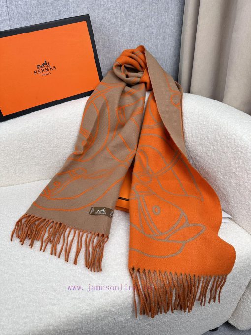 The new scarf from H family features delicate contrasting jacquard weaving, presenting the Eewkrkw8u - Image 9
