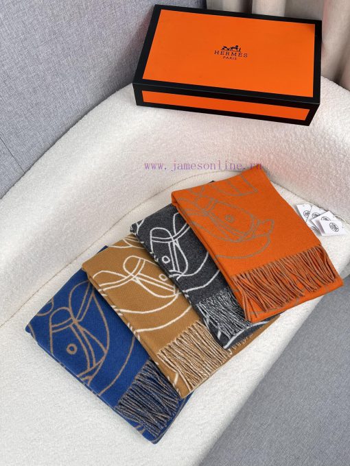 The new scarf from H family features delicate contrasting jacquard weaving, presenting the Eewkrkw8u - Image 10