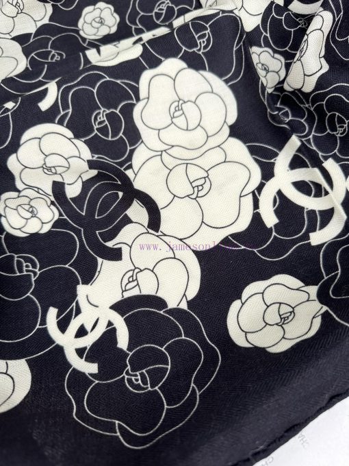 C's black and white Chanel super classic camellias are highly recommended for their excellenyoggu7f7 - Image 7